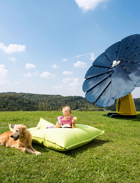 Ein Baby und ein Hund genießen einen sonnigen Tag draußen neben einem SmartFlower Solar Panel
