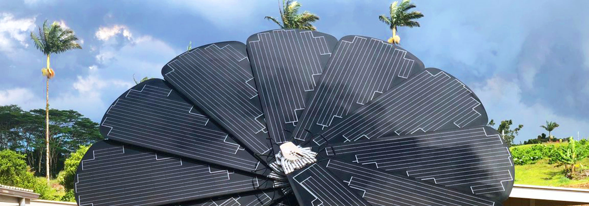 SmartFlower Solar Panel sitzt außerhalb Micro-Shelter Village