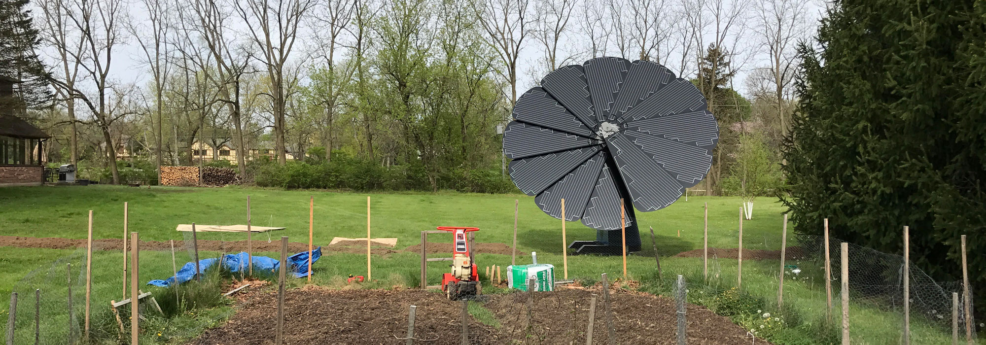 El panel solar SmartFlower tiene vistas a un pequeño parche de jardinería en el medio oeste