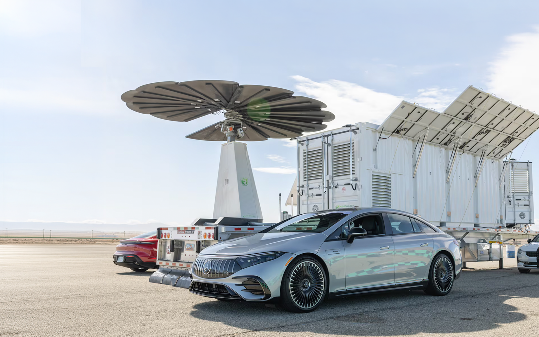 SmartFlower on top of a trailer pulling cars